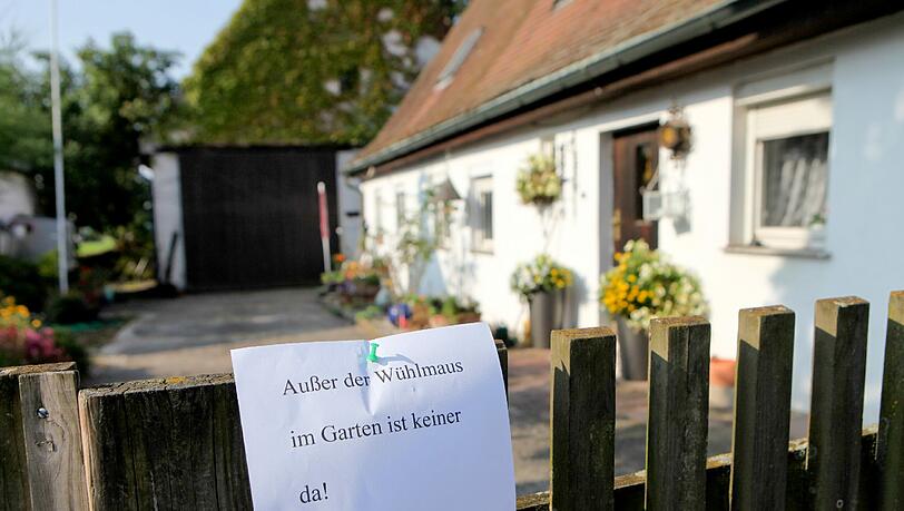 Ein Zettel mit der Aufschrift "Außer der Wühlmaus im Garten ist keiner da!" hängt am 07.09.2014 in Nürnberg (Bayern) am Gartenzaun von einem evakuierten Haus. Ein Zettel mit der Aufschrift "Außer der Wühlmaus im Garten ist keiner da!" hängt am 07.09.2014 in Nürnberg (Bayern) am Gartenzaun von einem evakuierten Haus.