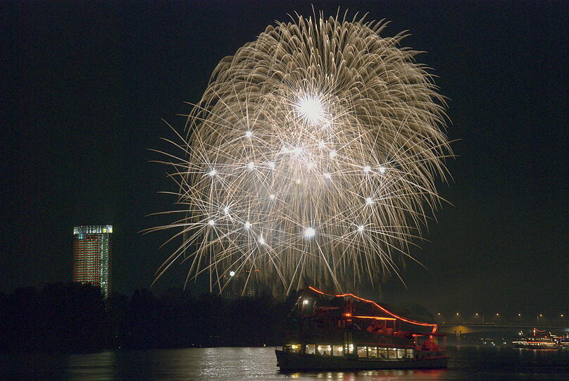 Einfach nur genießen - das kann Mama zum Beispiel angesichts des Feuerwerkspektakels beim "Rhein in Flammmen".