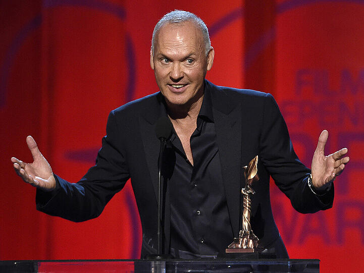 Michael Keaton freut sich über seinen "Spirit Award"