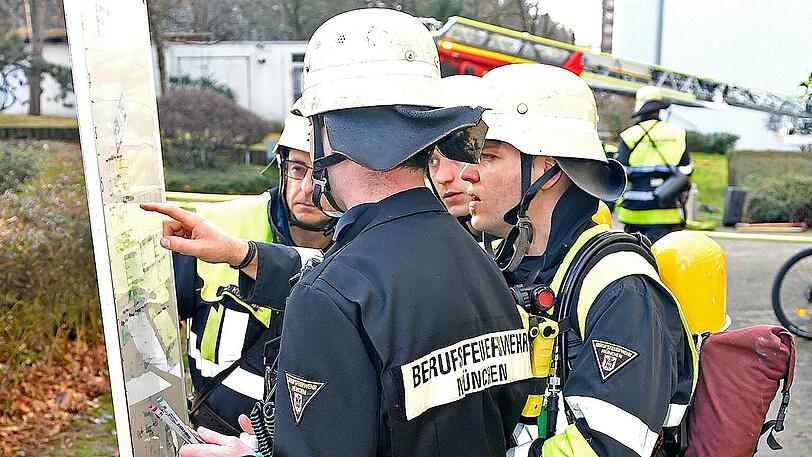 Die Brandursache ermittelt die Polizei. Der Sachschaden wird vorläufig auf mindestens 300.000 Euro geschätzt.