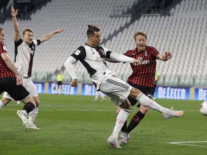 Cristiano Ronaldo (2.v.r) erreichte mit Juventus Turin das Pokalfinale in Italien.