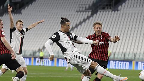 Cristiano Ronaldo (2.v.r) erreichte mit Juventus Turin das Pokalfinale in Italien.