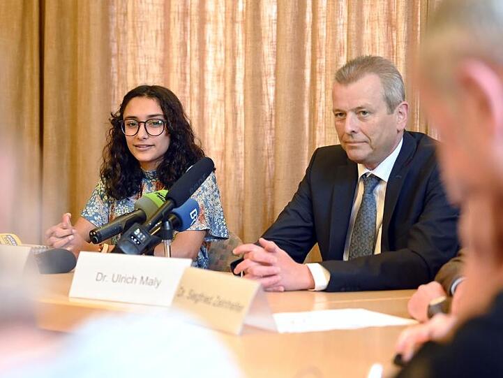 Das neugewählte Nürnberger Christkind, Benigna Munsi, mit dem Oberbürgermeister Ulrich Maly (SPD). Foto: Nicolas Armer/dpa