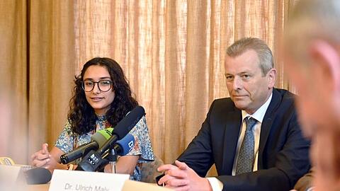 Das neugewählte Nürnberger Christkind, Benigna Munsi, mit dem Oberbürgermeister Ulrich Maly (SPD). Foto: Nicolas Armer/dpa