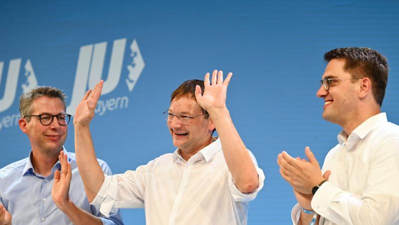 Markus Blume (l.) und Christian Doleschal (r.) applaudieren dem scheidenden JU-Landeschef Hans Reichart. Markus Blume (l.) und Christian Doleschal (r.) applaudieren dem scheidenden JU-Landeschef Hans Reichart.