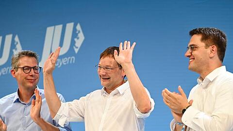 Markus Blume (l.) und Christian Doleschal (r.) applaudieren dem scheidenden JU-Landeschef Hans Reichart.