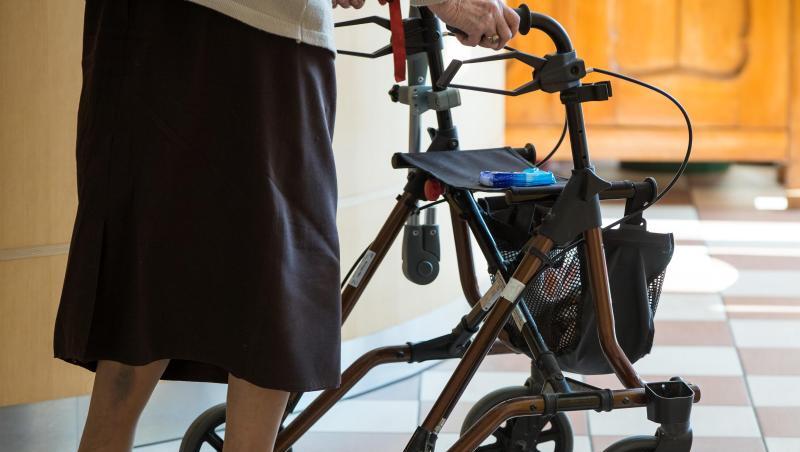 Eine Seniorin geht mit einer Gehhilfe über einen Flur. Foto: Daniel Karmann/dpa/Symbolbild Eine Seniorin geht mit einer Gehhilfe über einen Flur. Foto: Daniel Karmann/dpa/Symbolbild