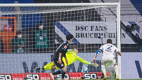 Bielefelds Masaya Okugawa (l) erzielt gegen Bochums Cristian Gamboa (r) und Torwart Manuel Riemann (M) das Führungstor.