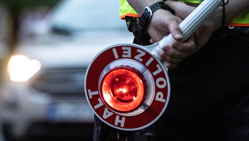 Im Mai führt die Polizei in Bayern verstärkt Alkohol- und Drogenkontrollen durch. (Symbolbild)