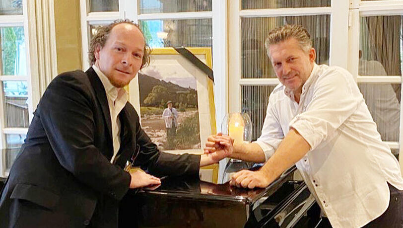 Restaurantleiter und Heinz Winklers Sohn Alexander mit Armin Karrer (r.), der nach kurzer Zeit die Residenz wieder verlassen hat. Restaurantleiter und Heinz Winklers Sohn Alexander mit Armin Karrer (r.), der nach kurzer Zeit die Residenz wieder verlassen hat.