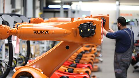 Der Industrieroboter-Hersteller Kuka bekommt im Sommer einen neuen Vorstandsvorsitzenden. (Archivbild)