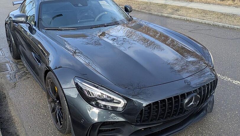 Die Zollfahnder stellten diesen Sportwagen eines mutma&szlig;lichen Rauschgifth&auml;ndlers sicher. Mit Drogengesch&auml;ften sollen zwei M&uuml;nchner ihren privaten Luxus finanziert haben.