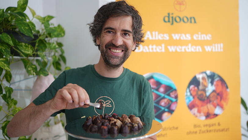 Martin Grellner von der Truderinger Manufaktur Djoon zeigt seine Dattelpralinen. Im Oktober können die Pralinen auf dem Schokofestival probiert werden. Martin Grellner von der Truderinger Manufaktur Djoon zeigt seine Dattelpralinen. Im Oktober können die Pralinen auf dem Schokofestival probiert werden.