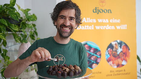 Martin Grellner von der Truderinger Manufaktur Djoon zeigt seine Dattelpralinen. Im Oktober k&ouml;nnen die Pralinen auf dem Schokofestival probiert werden.