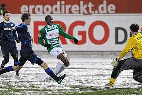 Der Treffer des Tages vom Mann des Abends: Kingsley Onuegbu (Mitte) überwindet Löwen-Keeper Gabor Kiraly.