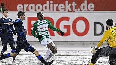 Der Treffer des Tages vom Mann des Abends: Kingsley Onuegbu (Mitte) überwindet Löwen-Keeper Gabor Kiraly.