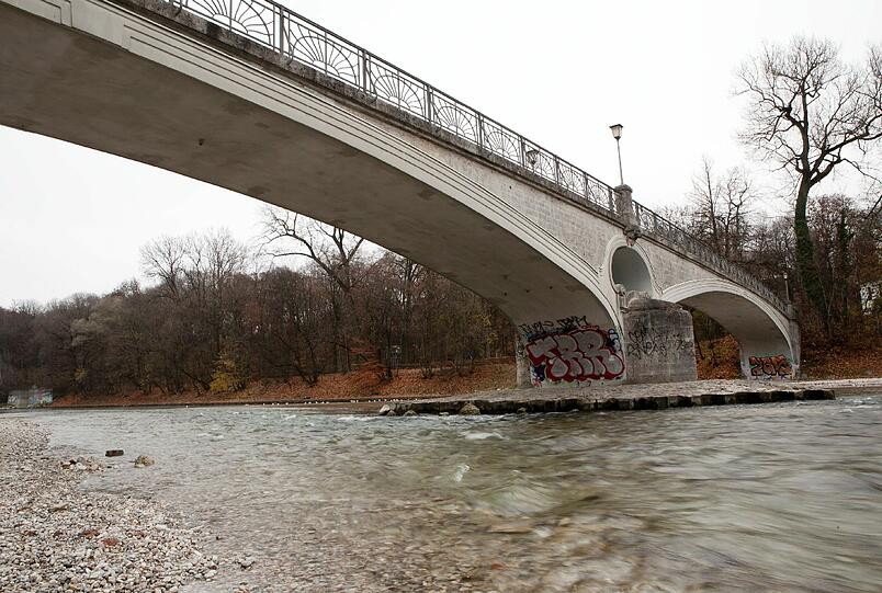 Daher will Bayern bis 2027 rund 750 Millionen Euro investieren, um die Gewässerqualität zu verbessern. Insgesamt durchziehen rund 100.000 Kilometer Flussläufe den Freistaat (hier die Isar).