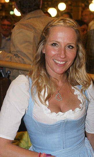 Im hellblauen Dirndl: Moderatorin Katja Wunderlich.
