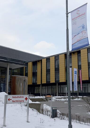 Auf dem schnellsten Weg wird die verletzte Skifahrerin ins Krankenhaus in Schladming gebracht.