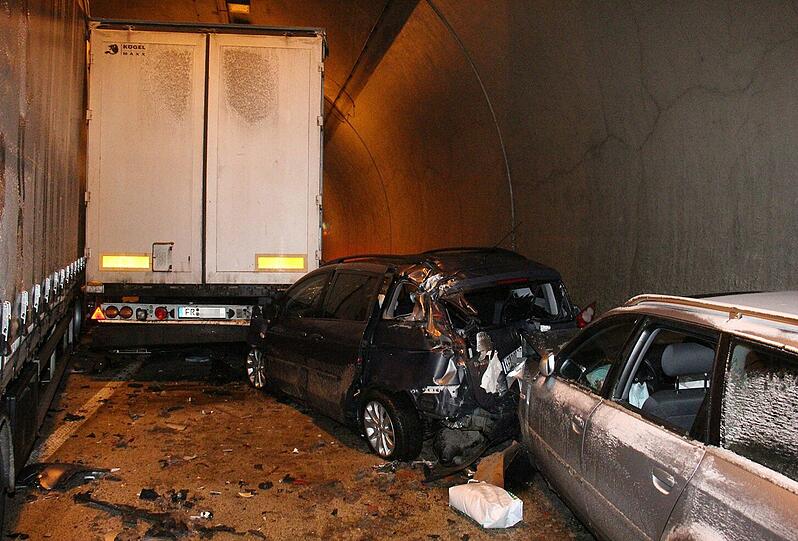 Wegen Glatteis gerät ein Lastzug ins Schleudern. Er prallt gegen eine Tunnelwand und bleibt auf dem rechten Fahrstreifen stehen. Bei dem Versuch, dem Laster auszuweichen und zu bremsen, verlieren zwei nachfolgende Lkw-Fahrer die Kontrolle über ihre Fahrzeuge. Die Sattelzüge verkeilten sich ineinander. Wenig später fahren drei Autos auf die zwei Sattelschlepper auf.