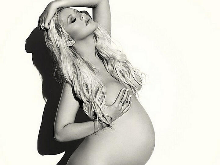 Christina Aguilera (34) posierte splitterfasernackt für das "V Magazine", als sie mit ihrem zweiten Kind schwanger war. Schon bei ihrem ersten Kind hatte es ein Shooting ohne Klamotten für die Frauenzeitschrift "Marie Claire" gegeben.