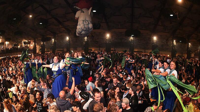 Das Oktoberfest ist vorbei - mit dem traditionellen Kehraus endete die Wiesn. Die Bilder aus dem Hofbräu-Zelt.