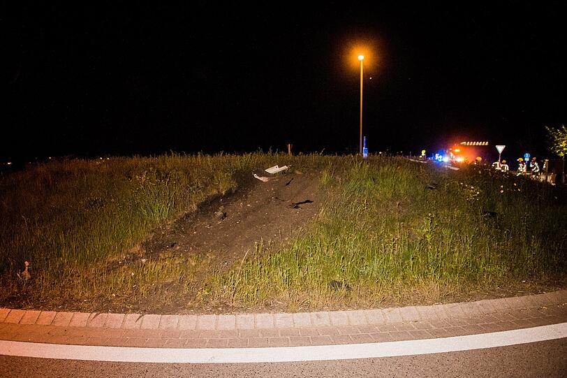 Ein 47-Jähriger flüchtet mit seinem Mercedes CLA vor einer Polizeikontrolle, übersieht einen Kreisverkehr und wird rund 40 Meter durch die Luft geschleudert. Die Bilder vom Einsatz