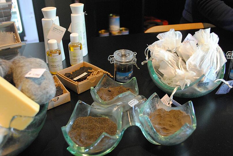 Asche-Souvenirs im Museum.