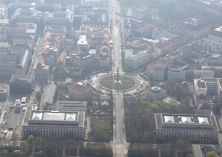 Der Münchner Karolinenplatz nebst Obelisken von oben.
