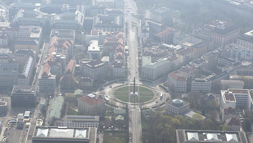 Der Münchner Karolinenplatz nebst Obelisken von oben. Der Münchner Karolinenplatz nebst Obelisken von oben.