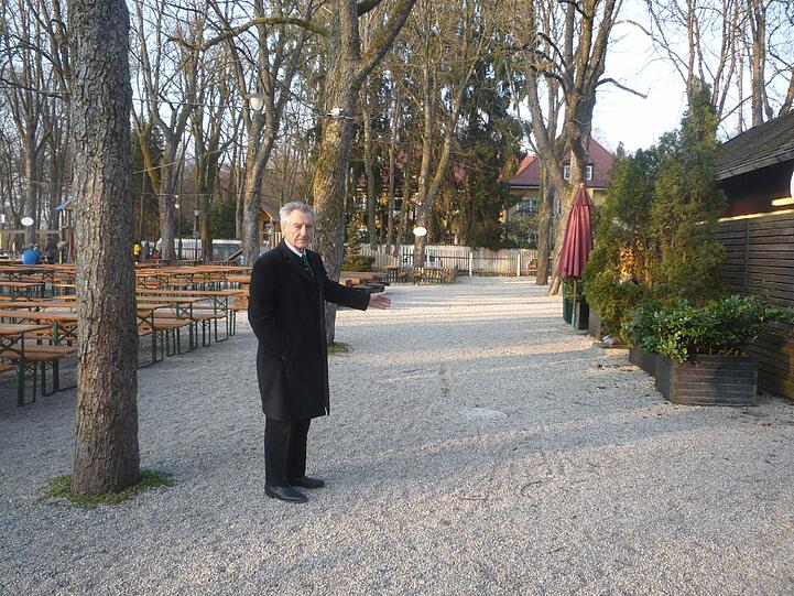 Reinhold Babor am "Tatort" im Biergarten Menterschwaige. Jetzt wird gemeinsam mit dem Burschenverein über die Auslöse verhandelt.
