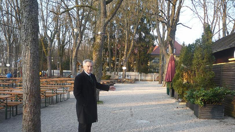 Reinhold Babor am "Tatort" im Biergarten Menterschwaige. Jetzt wird gemeinsam mit dem Burschenverein über die Auslöse verhandelt. Reinhold Babor am "Tatort" im Biergarten Menterschwaige. Jetzt wird gemeinsam mit dem Burschenverein über die Auslöse verhandelt.