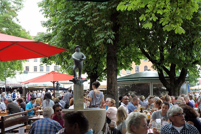 Im Biergarten am Viktualienmarkt mit einer Anscheinswaffe herumzulaufen ist keine gute Idee.