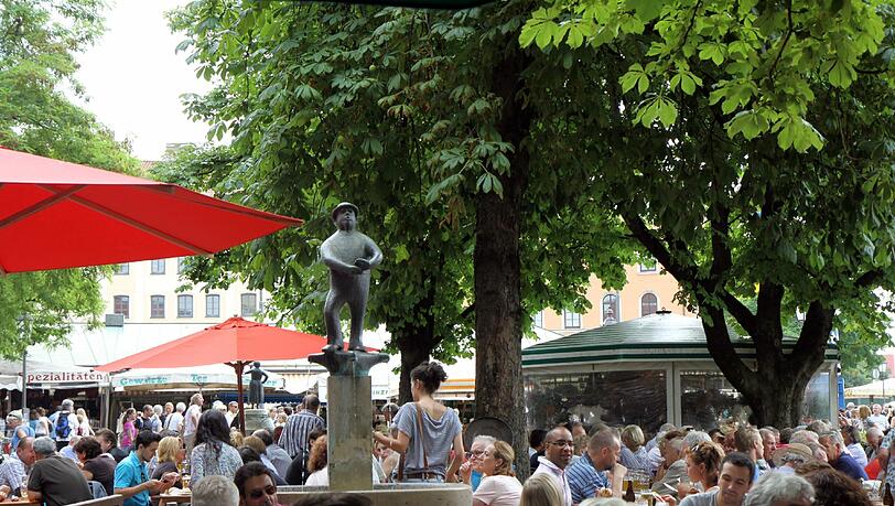 Im Biergarten am Viktualienmarkt mit einer Anscheinswaffe herumzulaufen ist keine gute Idee. Im Biergarten am Viktualienmarkt mit einer Anscheinswaffe herumzulaufen ist keine gute Idee.
