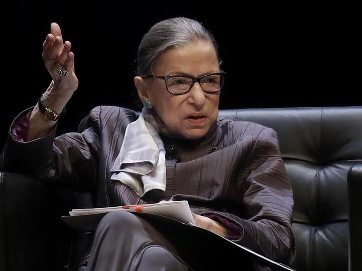 Ruth Bader Ginsburg, Richterin am obersten Gericht der USA, spricht während einer Veranstaltung an der University of California (Archiv).