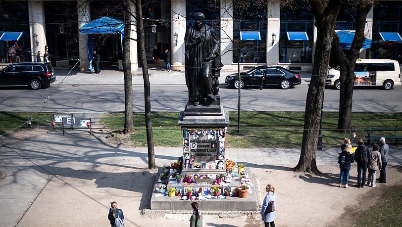 Das Denkmal für Orlando di Lasso (und Michael Jackson) am Promenadeplatz.