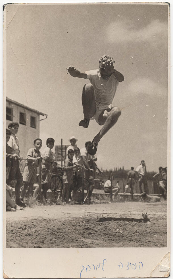 Er war auch selbst bekannter Sportler. Er war auch selbst bekannter Sportler.