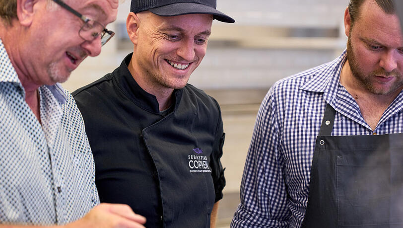 Kochkurs vor der Wiesn: der Münchner Vegan-Spitzenkoch Sebastian Copien mit Ochsenbraterei-Küchendirektor Richard Lindermeier (links) und Haberl-Küchenchef Christoph Thiemann. Kochkurs vor der Wiesn: der Münchner Vegan-Spitzenkoch Sebastian Copien mit Ochsenbraterei-Küchendirektor Richard Lindermeier (links) und Haberl-Küchenchef Christoph Thiemann.