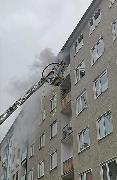 Der Einsatz der Kräfte von Berufsfeuerwehr und Freiwilliger Feuerwehr dauerte knapp sechs Stunden. Der Einsatz der Kräfte von Berufsfeuerwehr und Freiwilliger Feuerwehr dauerte knapp sechs Stunden.