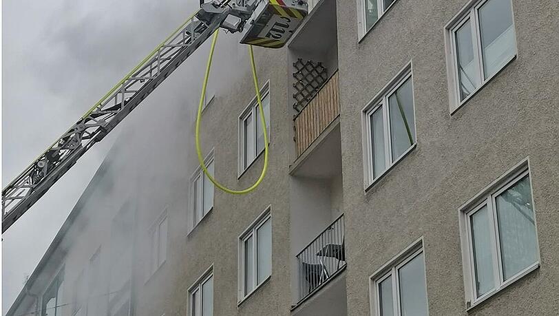 Der Einsatz der Kräfte von Berufsfeuerwehr und Freiwilliger Feuerwehr dauerte knapp sechs Stunden. Der Einsatz der Kräfte von Berufsfeuerwehr und Freiwilliger Feuerwehr dauerte knapp sechs Stunden.