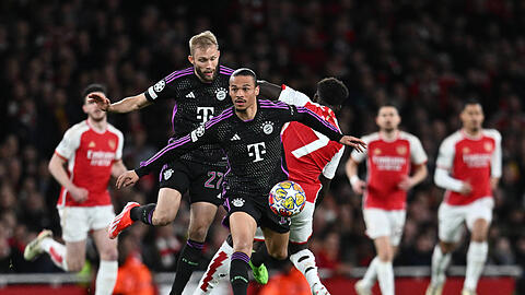 Im Hinspiel beim 2:2 einer der besten Bayern: Zum Glück für die Münchner kehrt Leroy Sané (M.) nun gegen Arsenal in den Kader zurück.