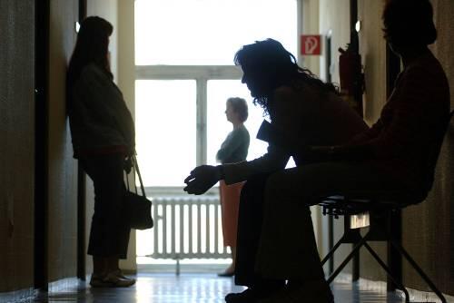 Wartende im Arbeitsamt: Trotz Job müssen viele Beschäftigte Hartz IV beantragen.Foto: dpa