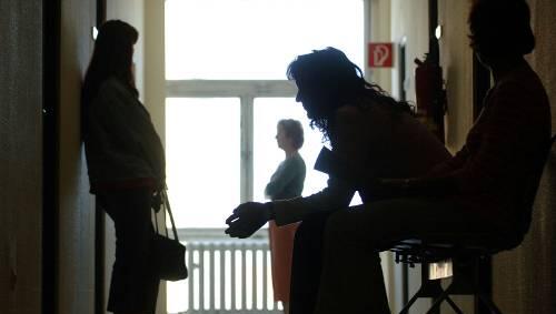 Wartende im Arbeitsamt: Trotz Job müssen viele Beschäftigte Hartz IV beantragen.Foto: dpa Wartende im Arbeitsamt: Trotz Job müssen viele Beschäftigte Hartz IV beantragen.Foto: dpa