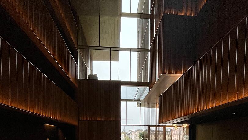Erinnert an expressionistische Architektur der 20er Jahre: Das kathedralenartige Atrium ist 26 Meter hoch. Seitlich gehen die Hotelflure ab.