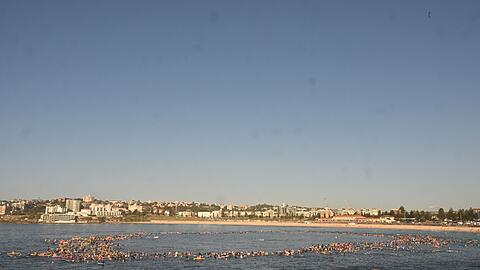 Surfer bildeten im Gedenken an die Anschlagsopfer einen Kreis im Meer.