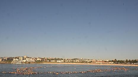 Surfer bildeten im Gedenken an die Anschlagsopfer einen Kreis im Meer.