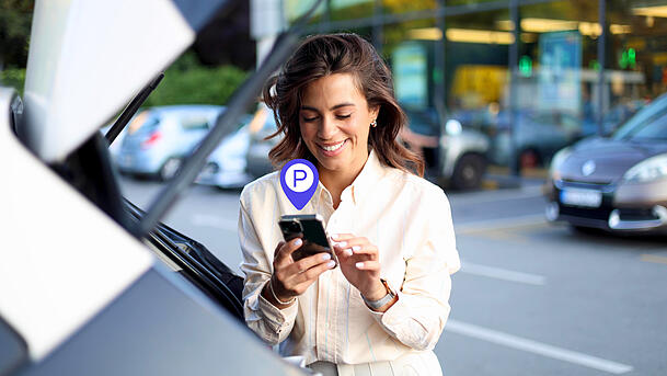 Ein Feierabendparkplatz lässt sich einfach übers Smartphone buchen. Ein Feierabendparkplatz lässt sich einfach übers Smartphone buchen.