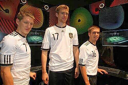 Drei Sterne auf dem Weg nach Südafrika: Bastian Schweinsteiger, Per Mertesacker und Philipp Lahm im neuen WM-Trikot.