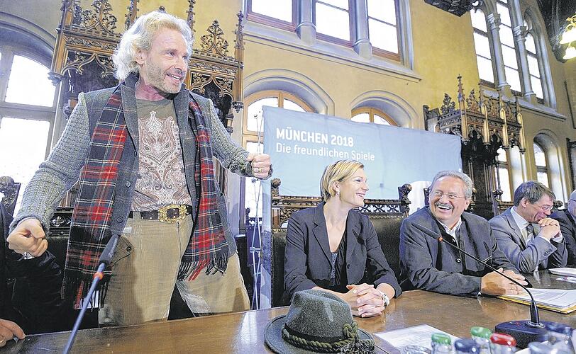 Starker Auftritt: Moderatoren-Legende Thomas Gottschalk ist ein Freund der Bewerbung Münchens um die Ausrichtung der Olympischen Spiele 2018. Alpin-Olympiasiegerin Maria Riesch und Münchens OB Christian Ude sind sichtlich erfreut. Foto: dpa