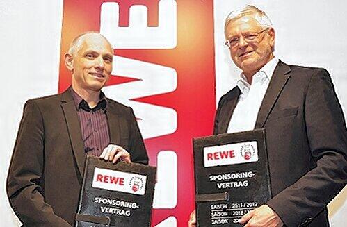 Vertrag um drei Jahre verlängert: Rewes Regionalleiter Süd Norbert Burkard (r.) mit Bambergs Manager Wolfgang Heyder.